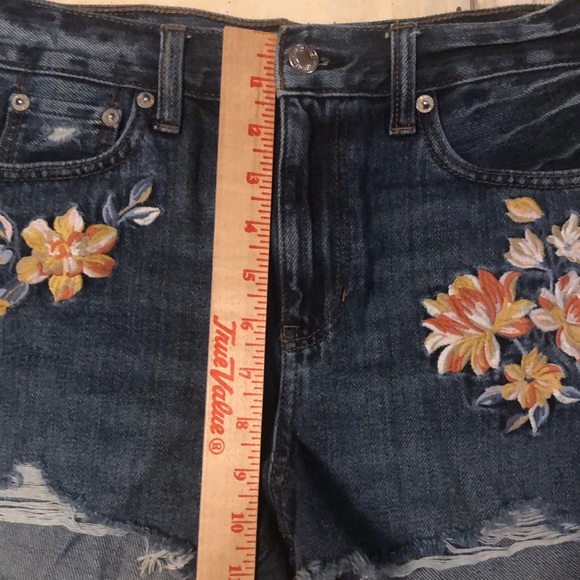 American Eagle embroidered shorts. Size 0 - Picture 6 of 9